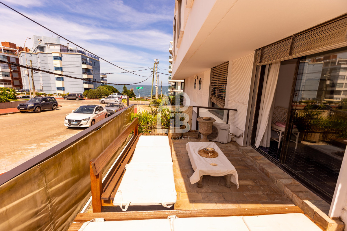 Apartamento ID.542 - Elegante apto de 2 dormitorios en venta en Península con vista a Playa Brava.