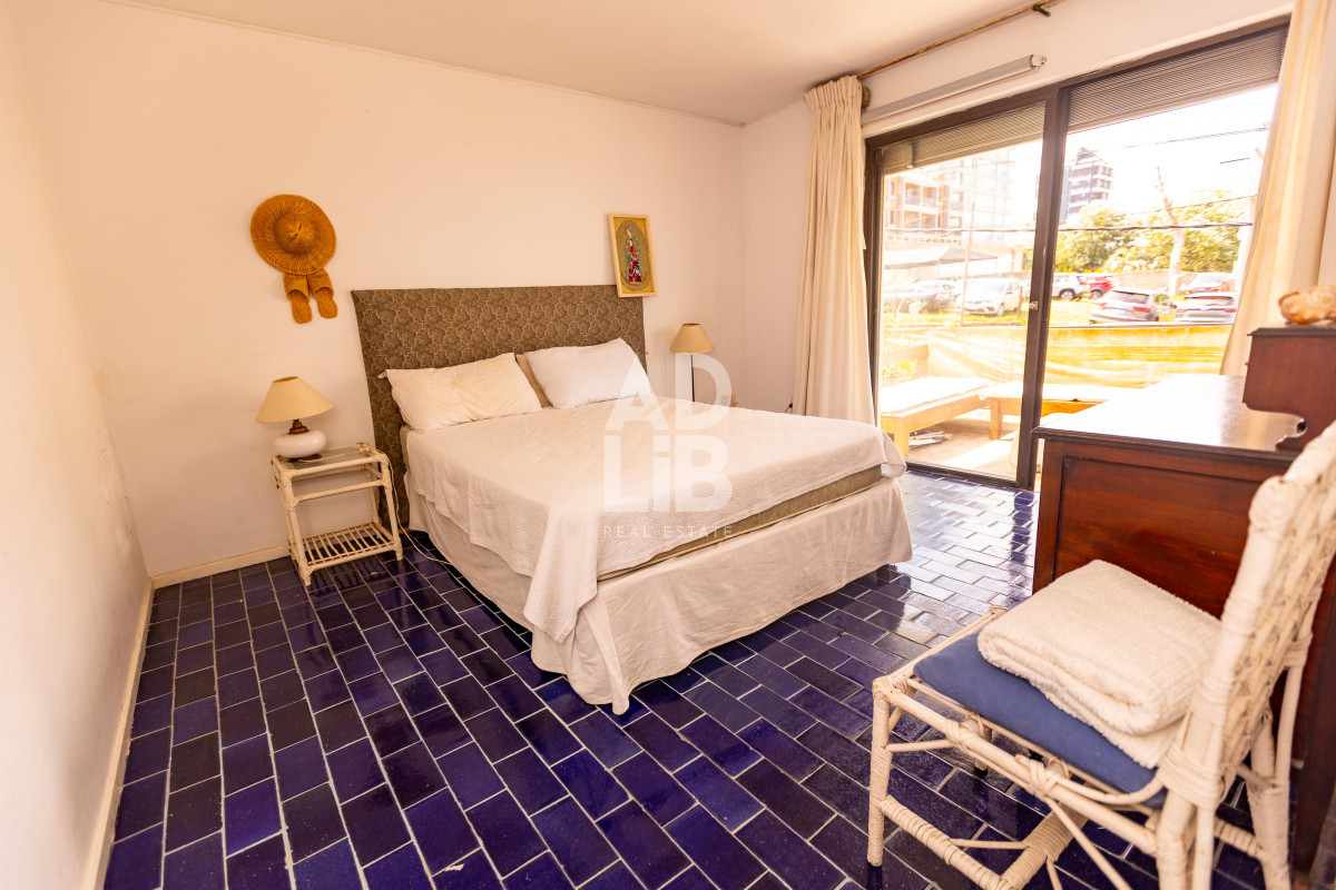Apartamento ID.542 - Elegante apto de 2 dormitorios en venta en Península con vista a Playa Brava.