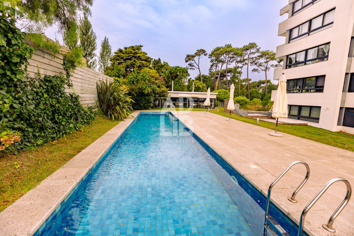 Apartamento ID.543 - Amplio apto de 2 dorm y 3 baños con vista a Playa Mansa. 
