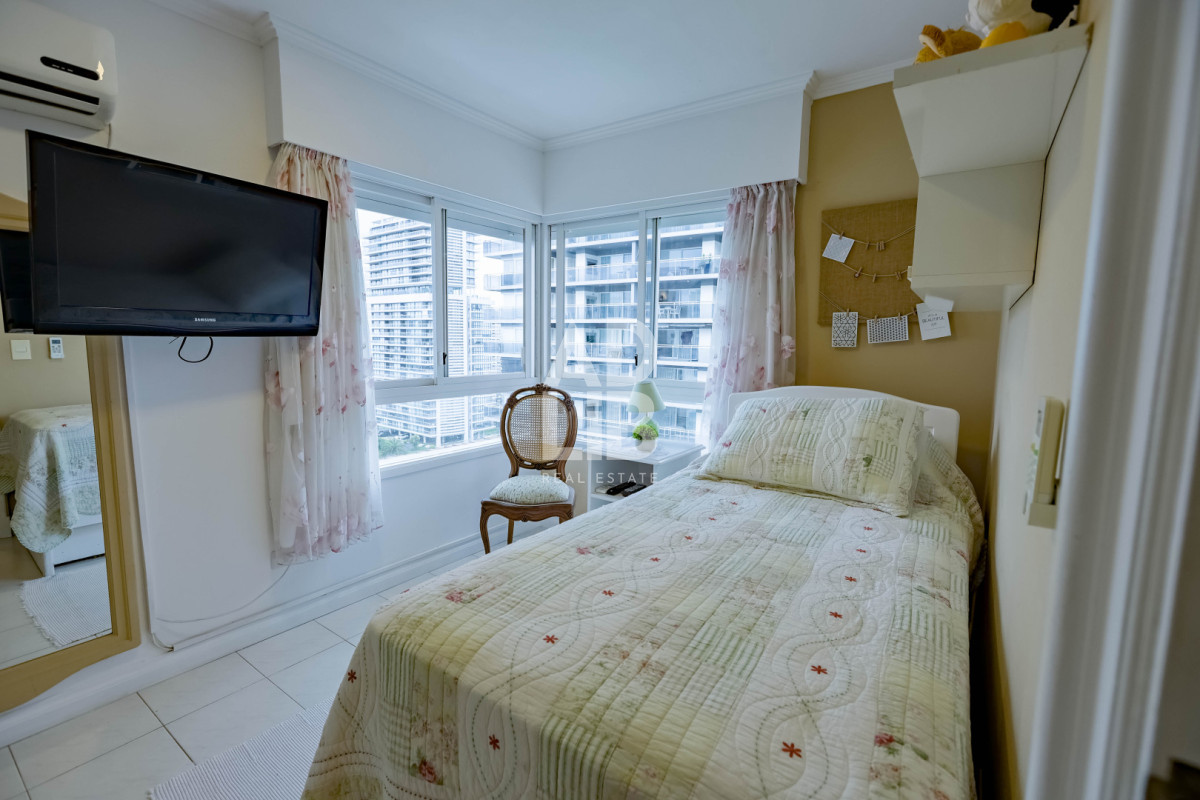 Apartamento ID.469 - Apto de 3 dormitorios unificado en edificio Long Beach! Piso alto con vista al mar