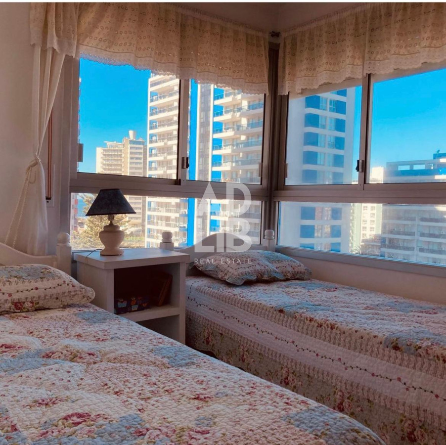 Apartamento ID.410 - Apto de 2 dorm y medio. Vista a Playa Brava. Edificio Long Beach. Excelente orientación!