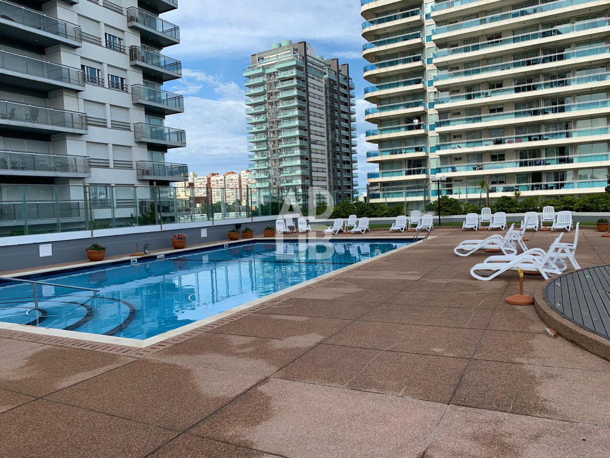 Apartamento ID.469 - Hermoso apto de 2 dorm y medio en venta Edificio Long Beach reciclado. Vista a Brava 