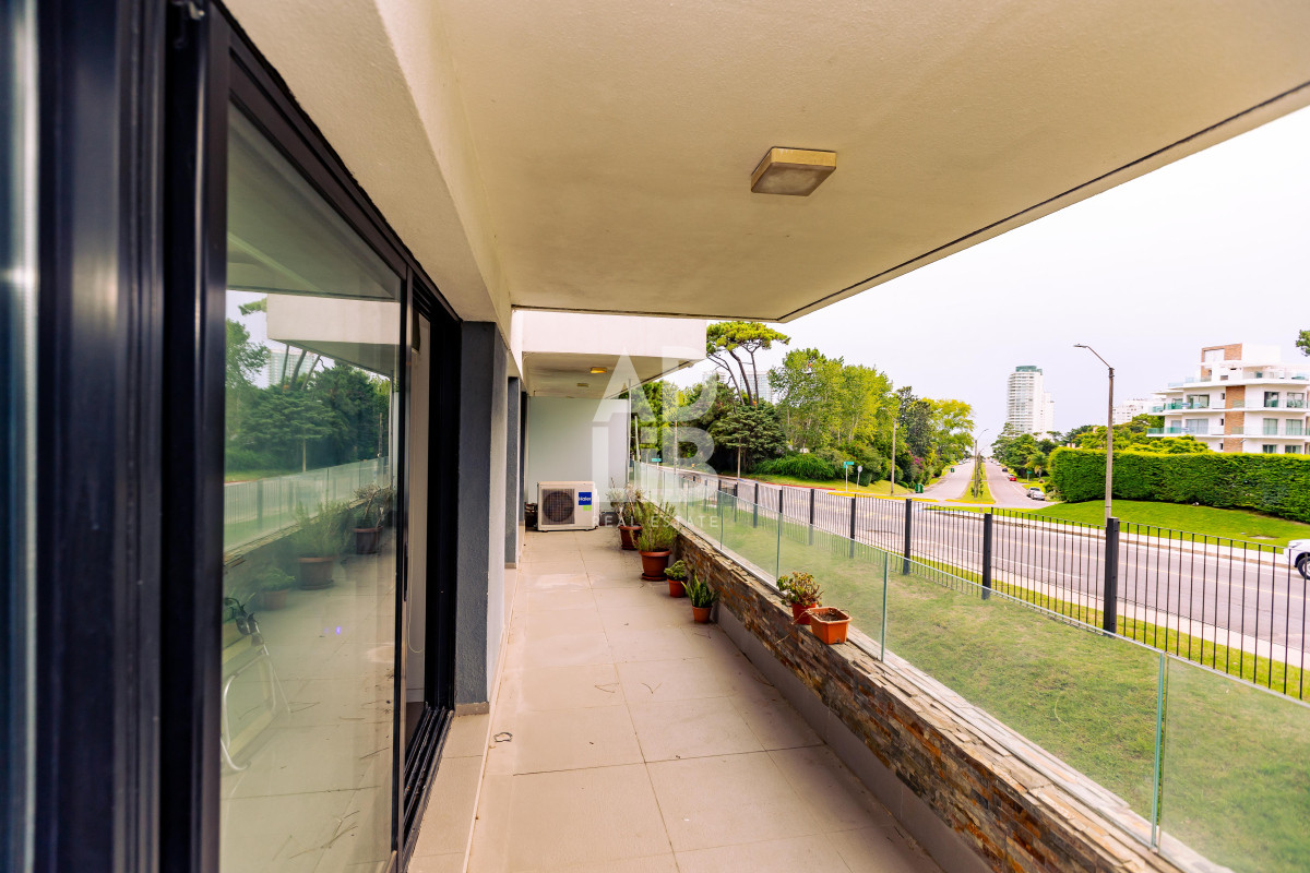 Apartamento ID.543 - Amplio apto de 2 dorm y 3 baños con vista a Playa Mansa. 
