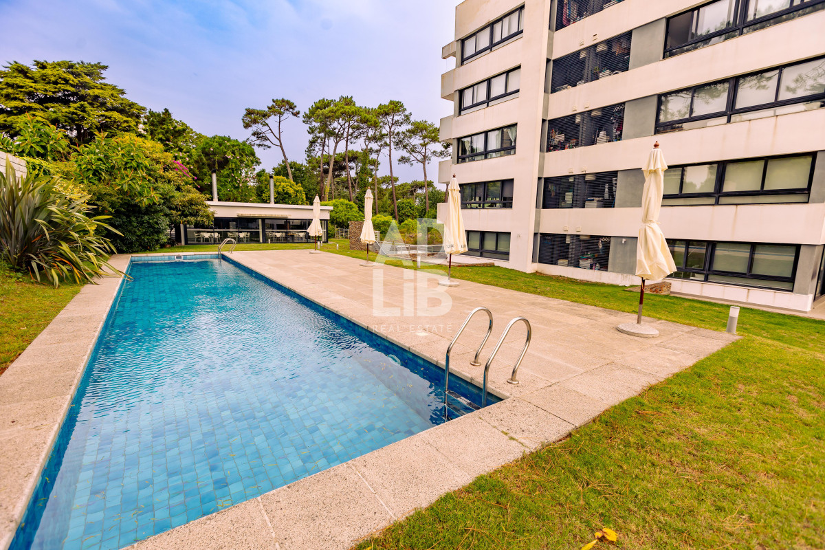 Apartamento ID.543 - Amplio apto de 2 dorm y 3 baños con vista a Playa Mansa. 