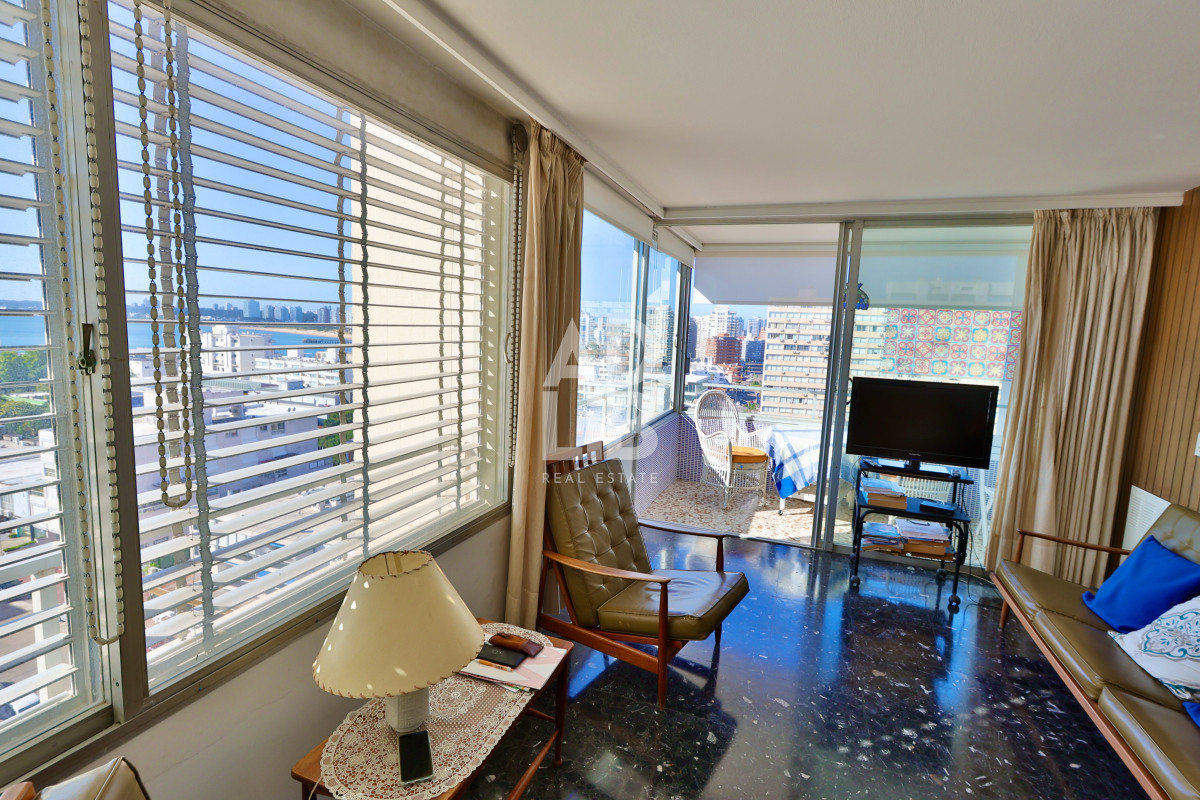 Apartamento ID.453 - Apto de 2 dormitorios y 2 baños en edificio Apolo. Piso alto y vista despejada a Playa Mansa.