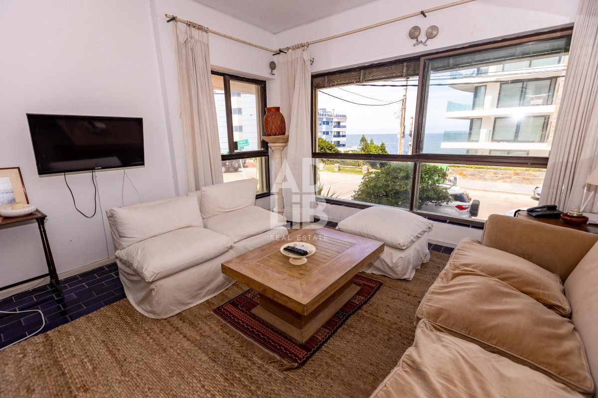 Apartamento ID.542 - Elegante apto de 2 dormitorios en venta en Península con vista a Playa Brava.