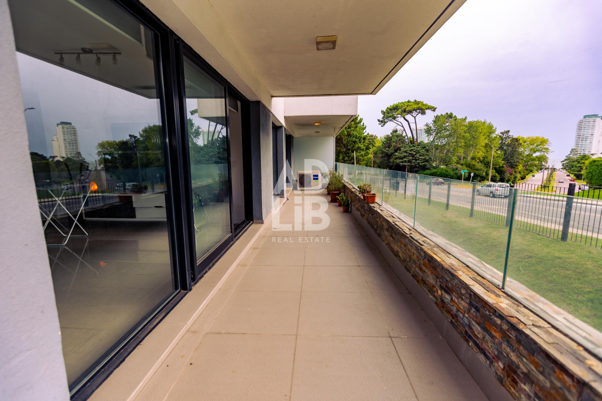 Apartamento ID.543 - Amplio apto de 2 dorm y 3 baños con vista a Playa Mansa. 