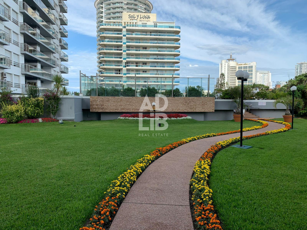 Apartamento ID.469 - Hermoso apto de 2 dorm y medio en venta Edificio Long Beach reciclado. Vista a Brava 