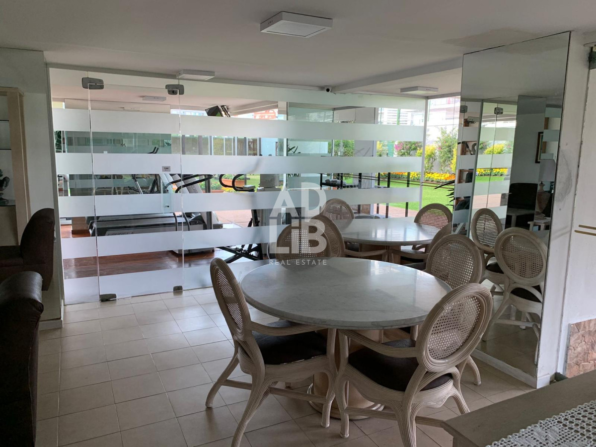 Apartamento ID.469 - Hermoso apto de 2 dorm y medio en venta Edificio Long Beach reciclado. Vista a Brava 