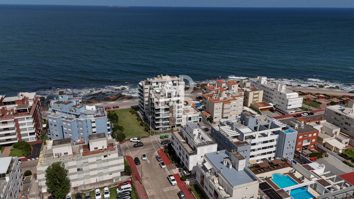 Apartamento ID.542 - Elegante apto de 2 dormitorios en venta en Península con vista a Playa Brava.