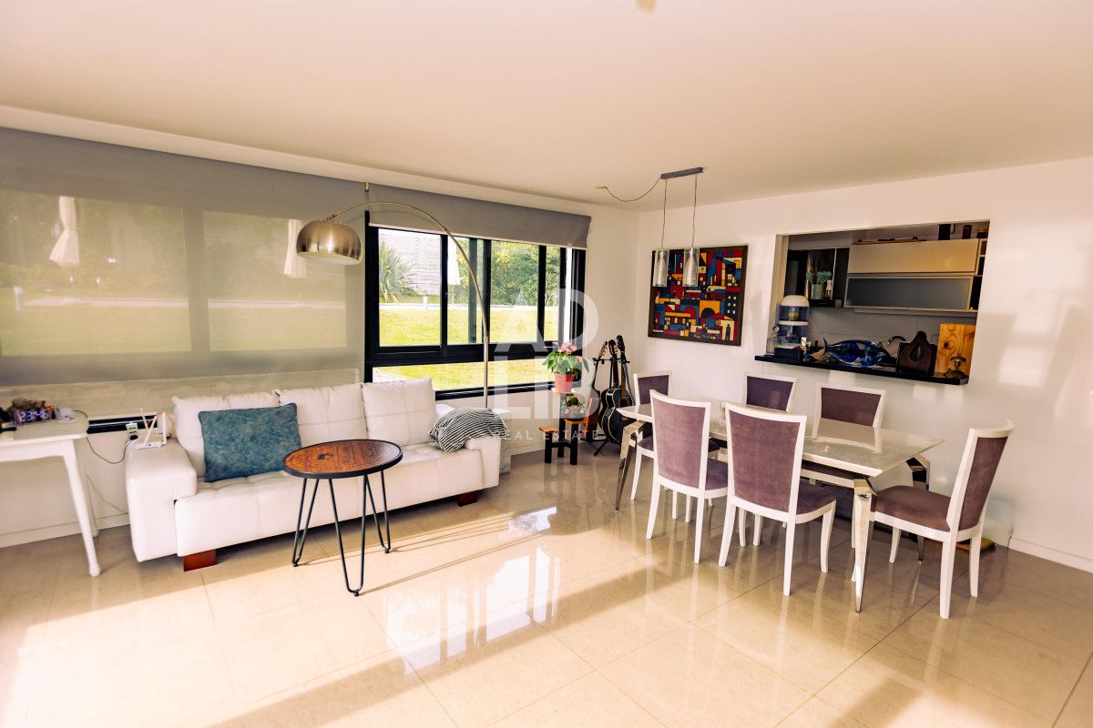 Apartamento ID.543 - Amplio apto de 2 dorm y 3 baños con vista a Playa Mansa. 