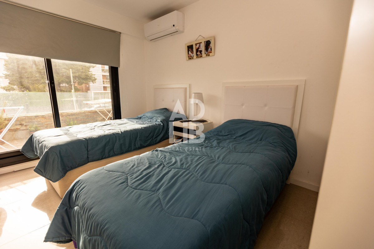 Apartamento ID.543 - Amplio apto de 2 dorm y 3 baños con vista a Playa Mansa. 