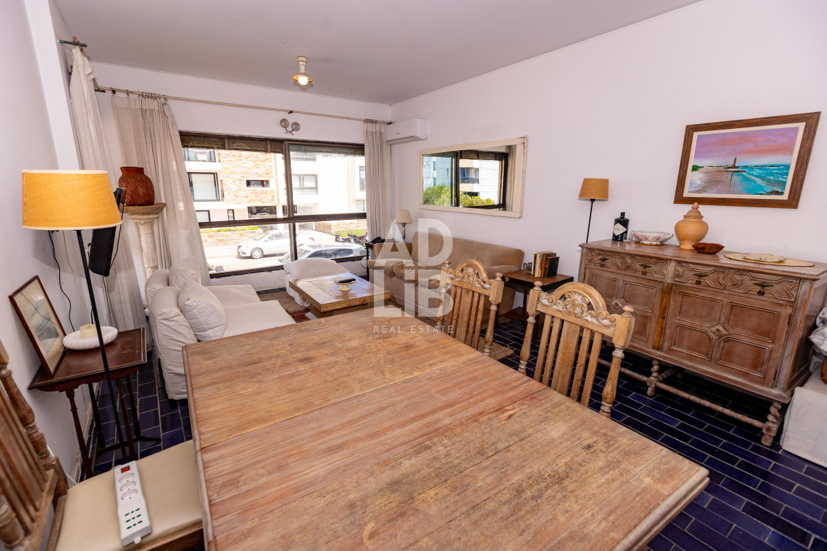 Apartamento ID.542 - Elegante apto de 2 dormitorios en venta en Península con vista a Playa Brava.