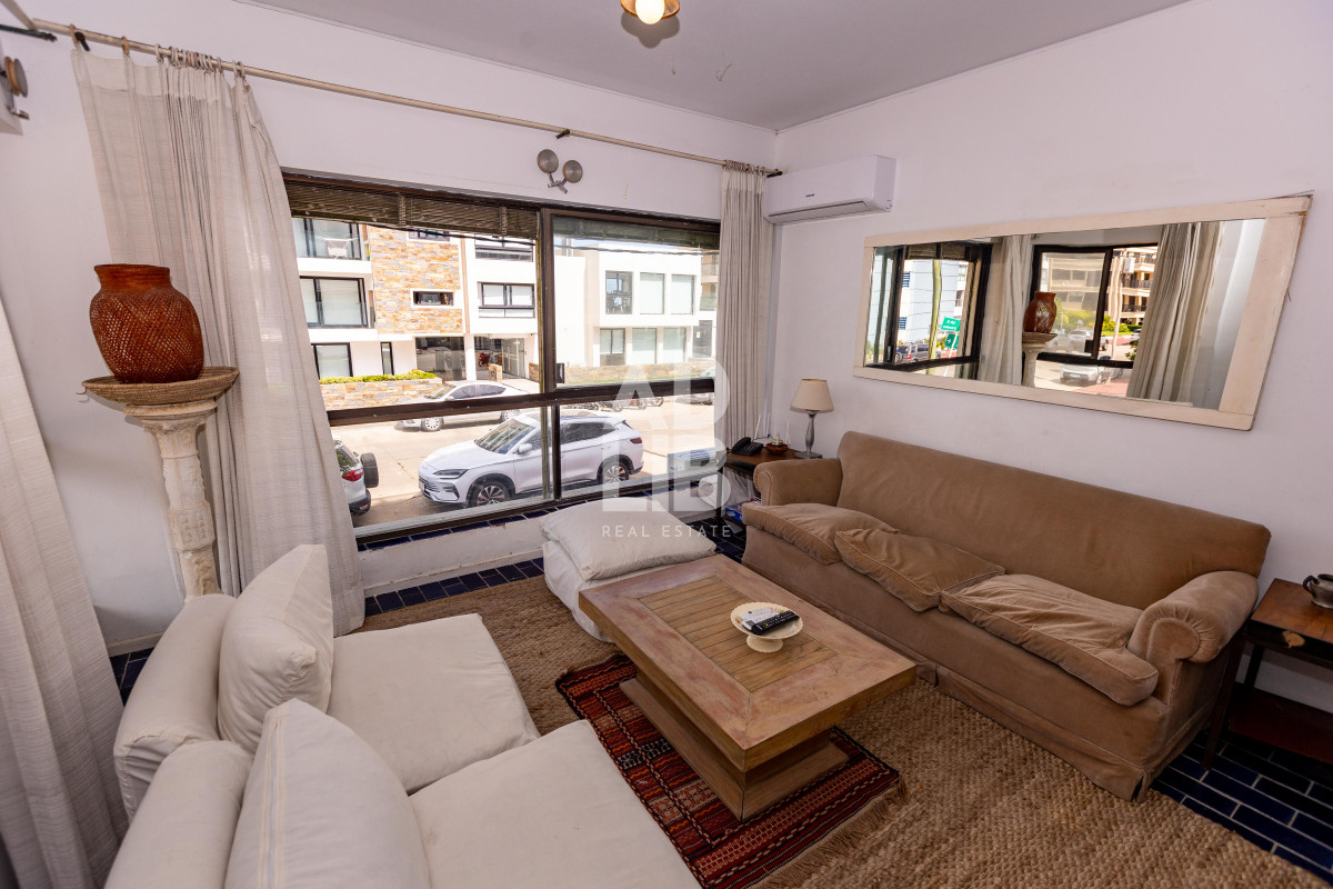 Apartamento ID.542 - Elegante apto de 2 dormitorios en venta en Península con vista a Playa Brava.