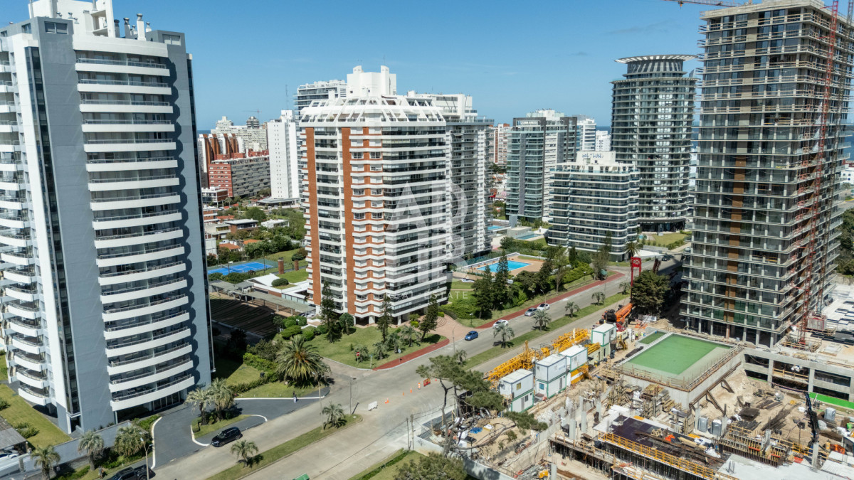 Apartamento ID.469 - Apto de 3 dormitorios unificado en edificio Long Beach! Piso alto con vista al mar