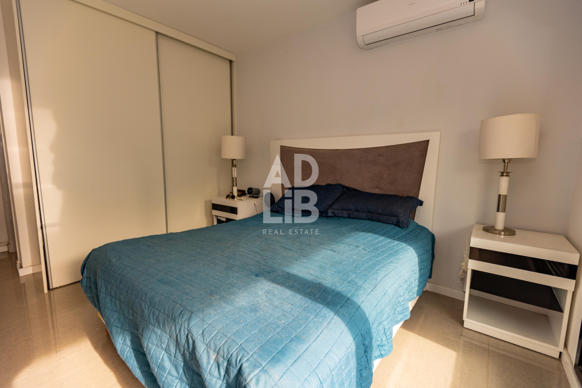 Apartamento ID.543 - Amplio apto de 2 dorm y 3 baños con vista a Playa Mansa. 