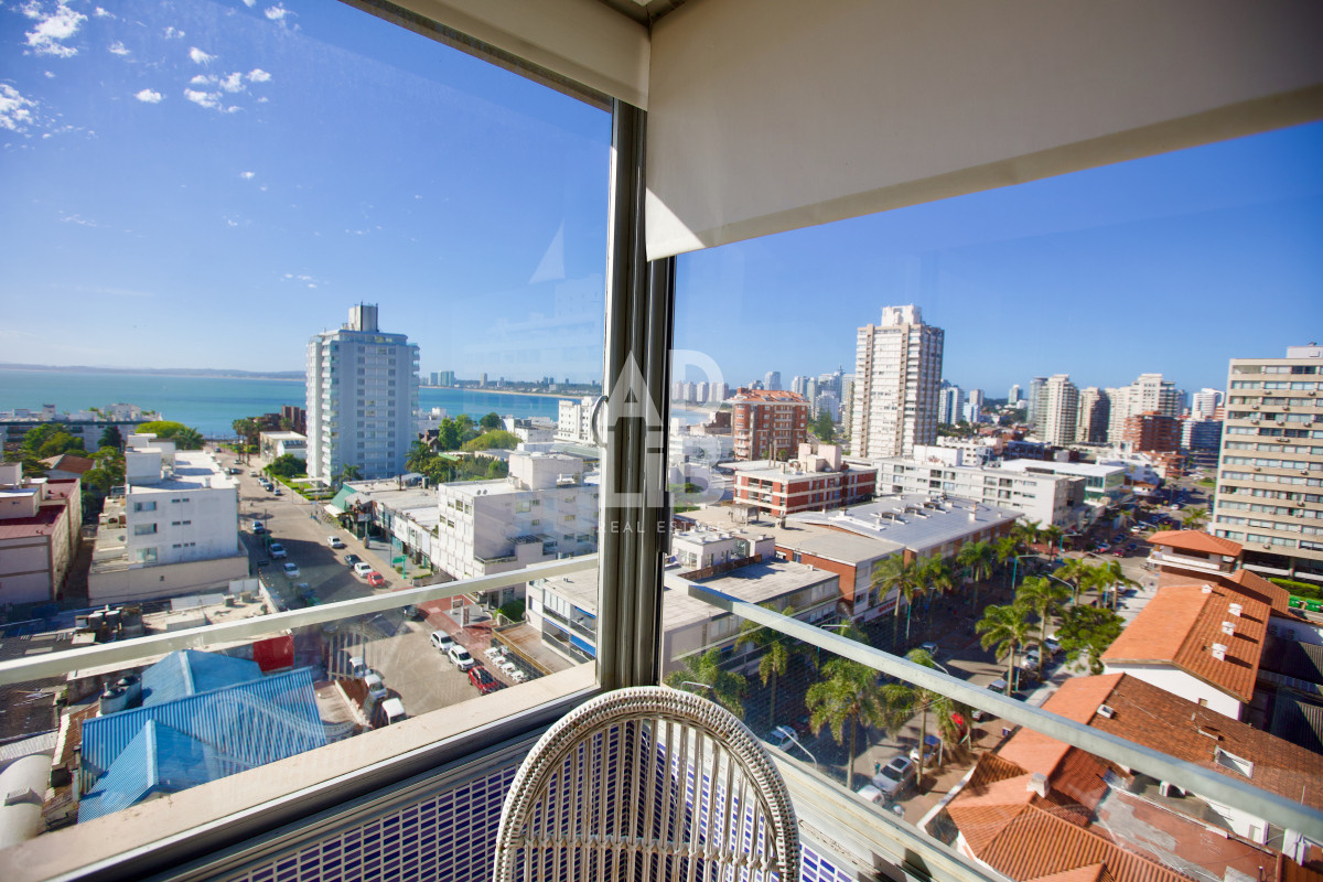 Apartamento ID.453 - Apto de 2 dormitorios y 2 baños en edificio Apolo. Piso alto y vista despejada a Playa Mansa.