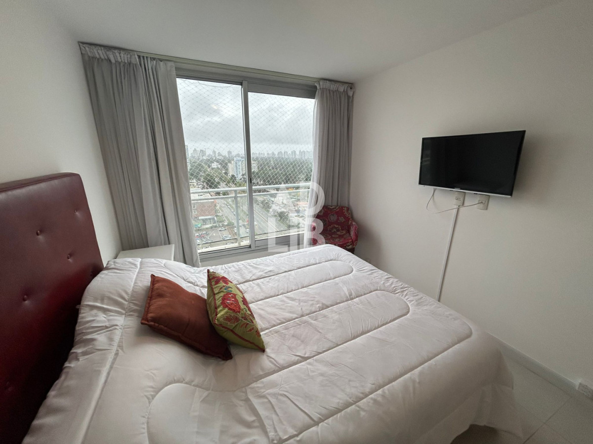 Apartamento ID.770 - Alquiler anual apto de 3 dormitorios en piso alto en Roosevelt.
