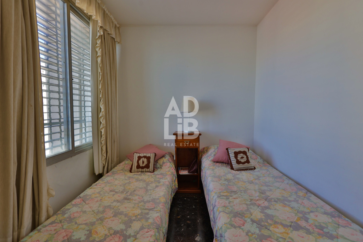 Apartamento ID.453 - Apto de 2 dormitorios y 2 baños en edificio Apolo. Piso alto y vista despejada a Playa Mansa.
