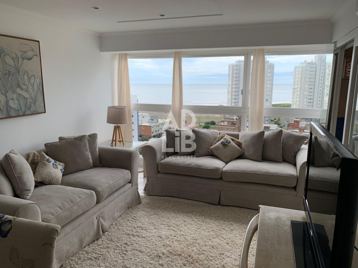 Apartamento ID.469 - Hermoso apto de 2 dorm y medio en venta Edificio Long Beach reciclado. Vista a Brava 