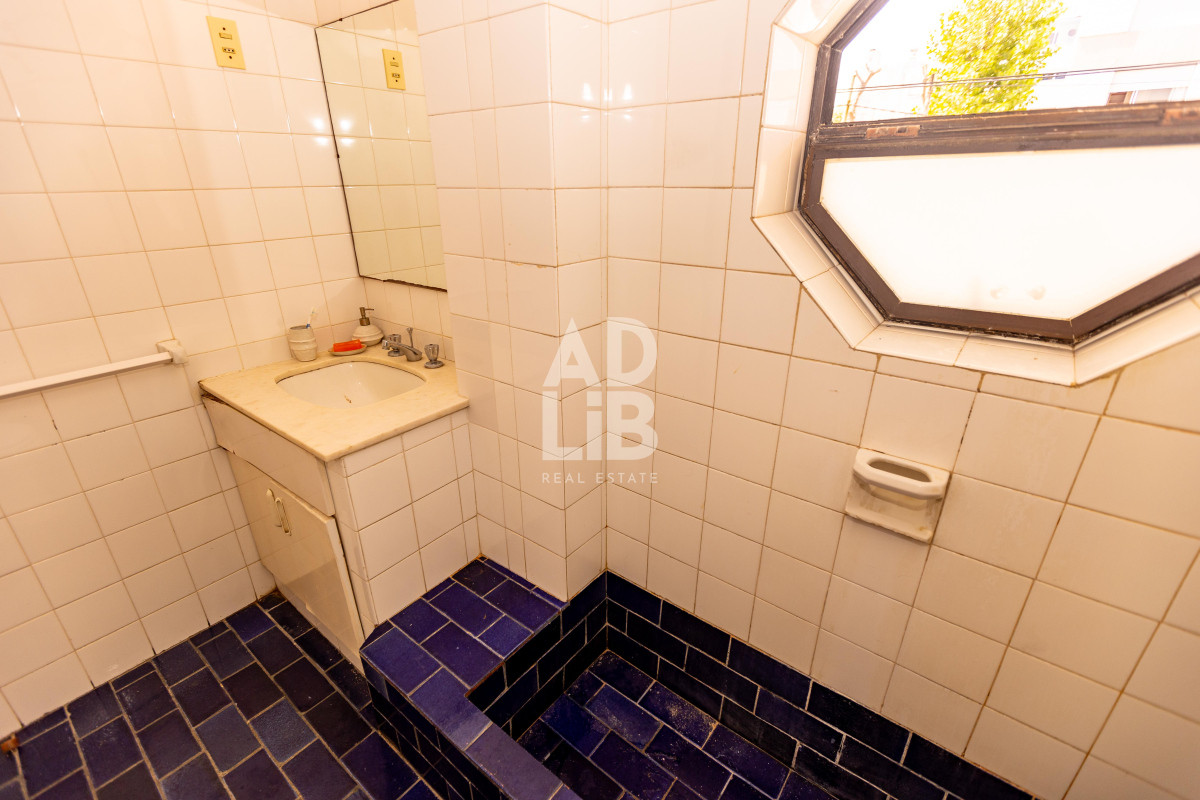 Apartamento ID.542 - Elegante apto de 2 dormitorios en venta en Península con vista a Playa Brava.