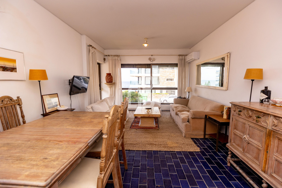 Apartamento ID.542 - Elegante apto de 2 dormitorios en venta en Península con vista a Playa Brava.