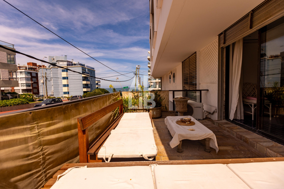 Apartamento ID.542 - Elegante apto de 2 dormitorios en venta en Península con vista a Playa Brava.