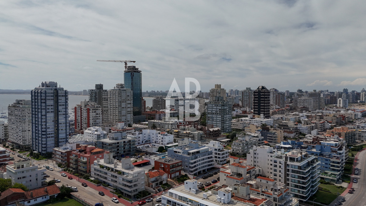 Apartamento ID.542 - Elegante apto de 2 dormitorios en venta en Península con vista a Playa Brava.