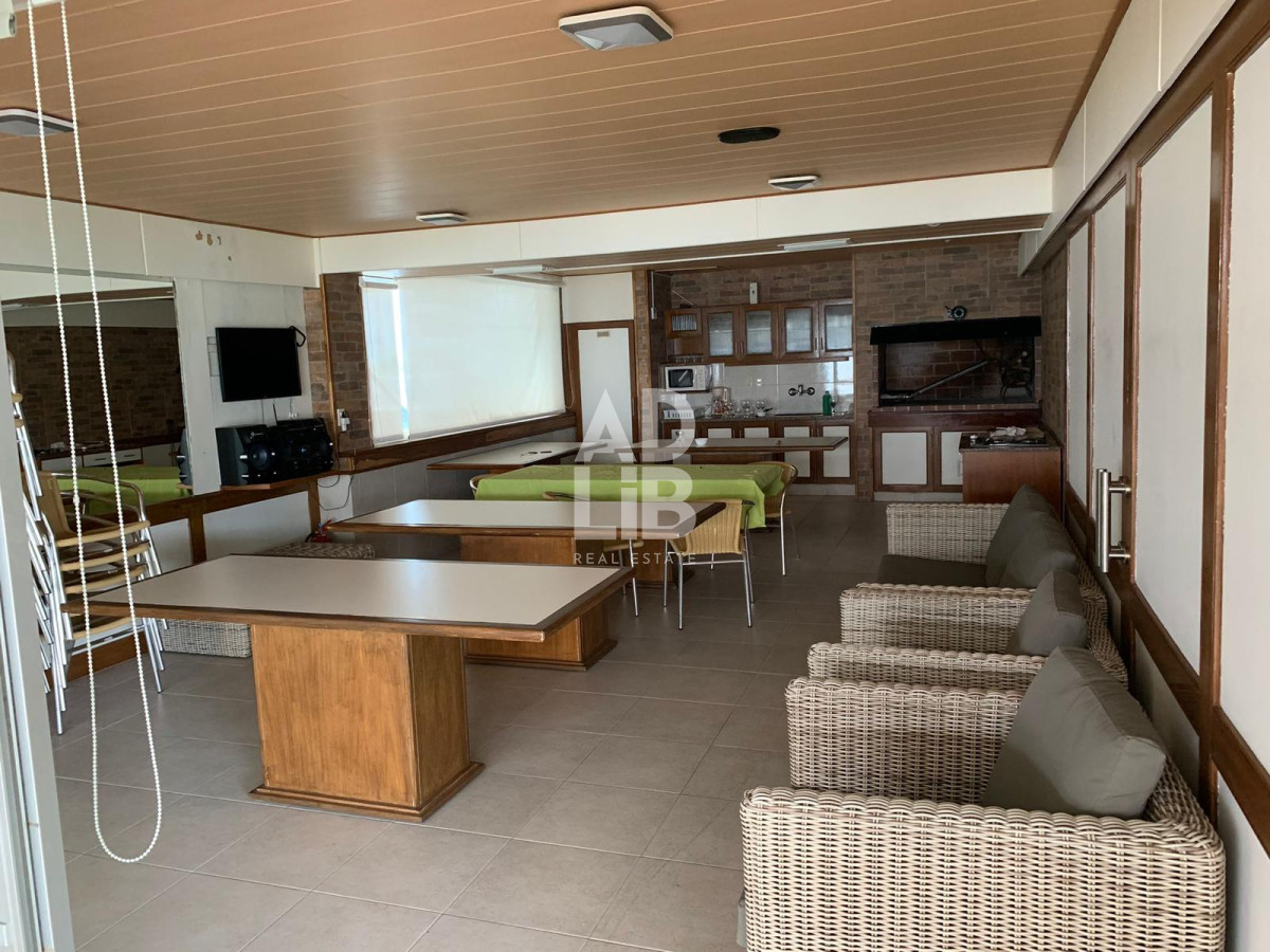 Apartamento ID.469 - Hermoso apto de 2 dorm y medio en venta Edificio Long Beach reciclado. Vista a Brava 