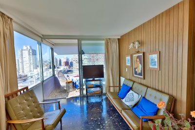Apto de 2 dormitorios y 2 baños en edificio Apolo. Piso alto y vista despejada a Playa Mansa.