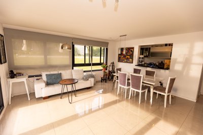 Amplio apto de 2 dorm y 3 baños con vista a Playa Mansa. 