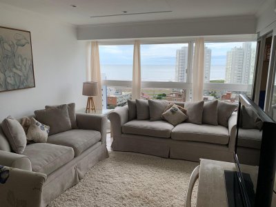 Hermoso apto de 2 dorm y medio en venta Edificio Long Beach reciclado. Vista a Brava 