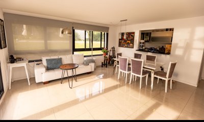 Amplio apto de 2 dorm y 3 baños con vista a Playa Mansa.