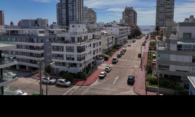 Elegante apto de 2 dormitorios en venta en Península con vista a Playa Brava.