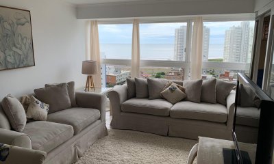 Hermoso apto de 2 dorm y medio en venta Edificio Long Beach reciclado. Vista a Brava