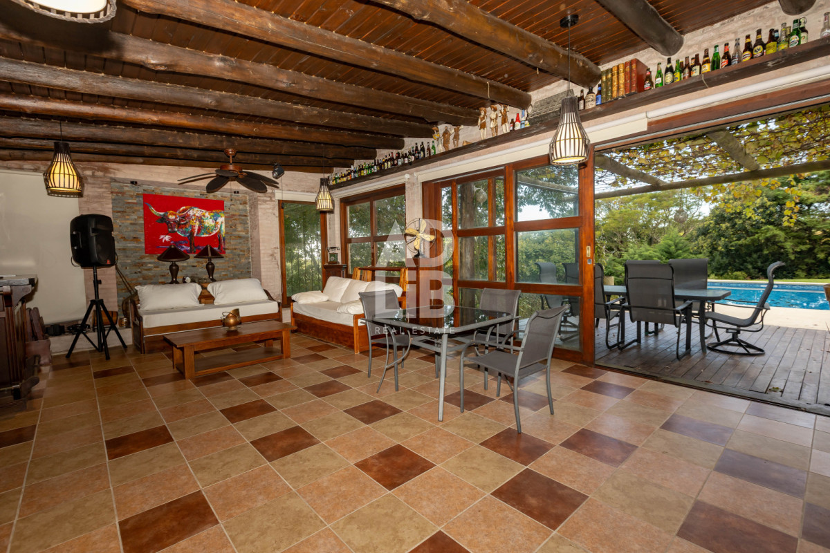 Casa ID.817 - Increíble casa de 405 mts2 en venta en Punta Ballena. Vista al amanecer y al atardecer. 