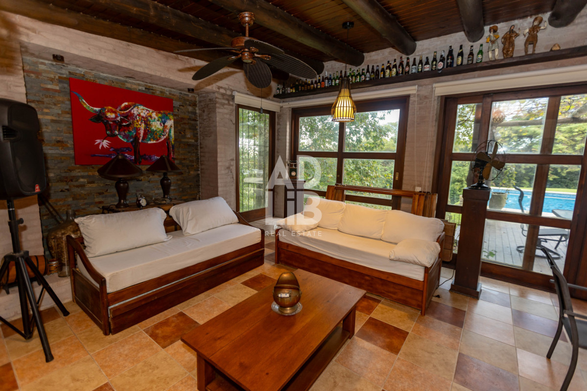 Casa ID.817 - Increíble casa de 405 mts2 en venta en Punta Ballena. Vista al amanecer y al atardecer. 