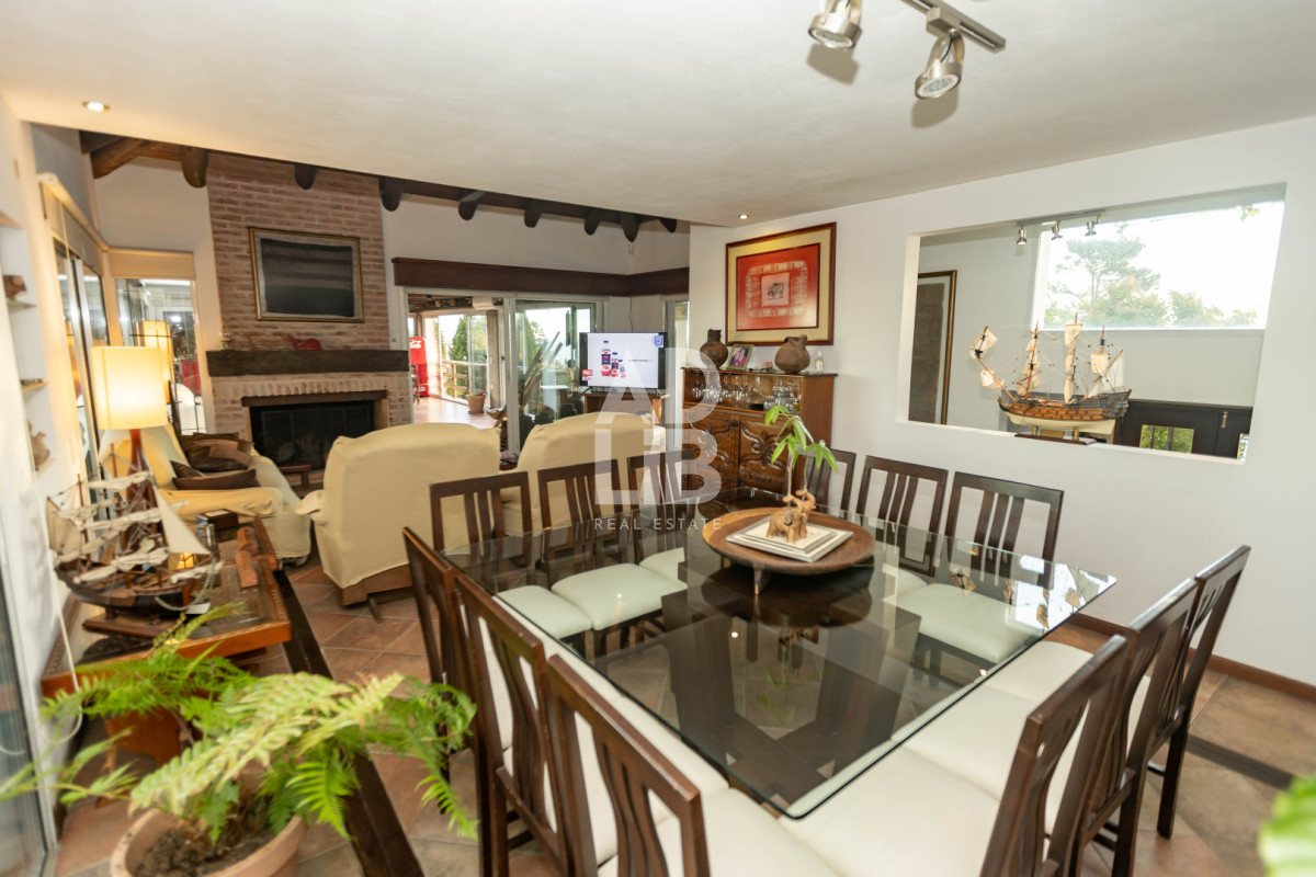 Casa ID.817 - Increíble casa de 405 mts2 en venta en Punta Ballena. Vista al amanecer y al atardecer. 