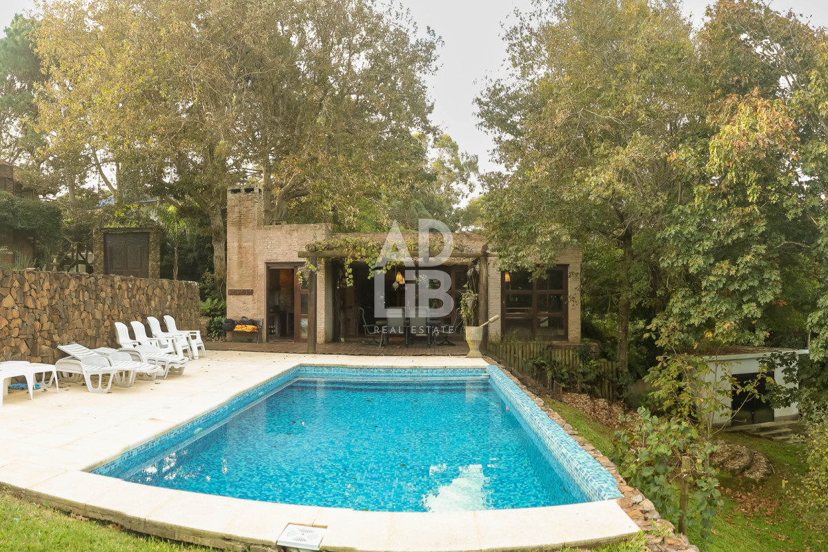Casa ID.817 - Increíble casa de 405 mts2 en venta en Punta Ballena. Vista al amanecer y al atardecer. 