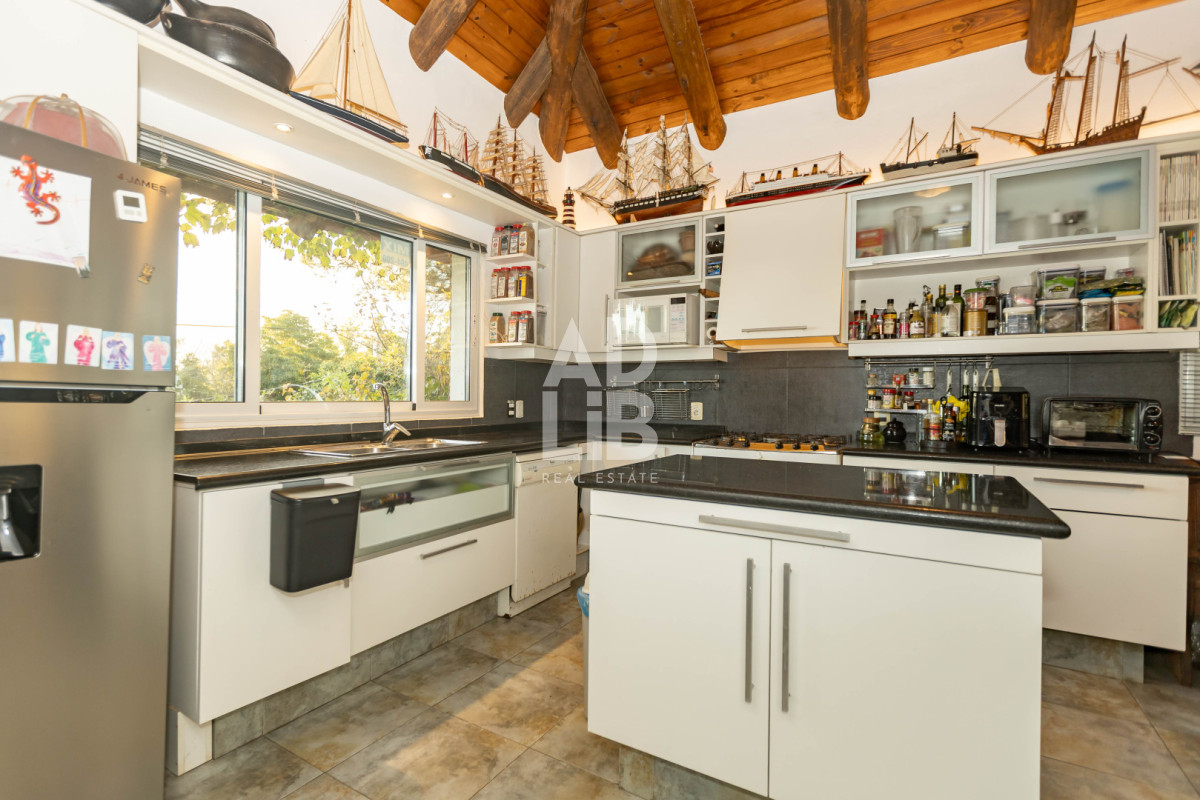 Casa ID.817 - Increíble casa de 405 mts2 en venta en Punta Ballena. Vista al amanecer y al atardecer. 