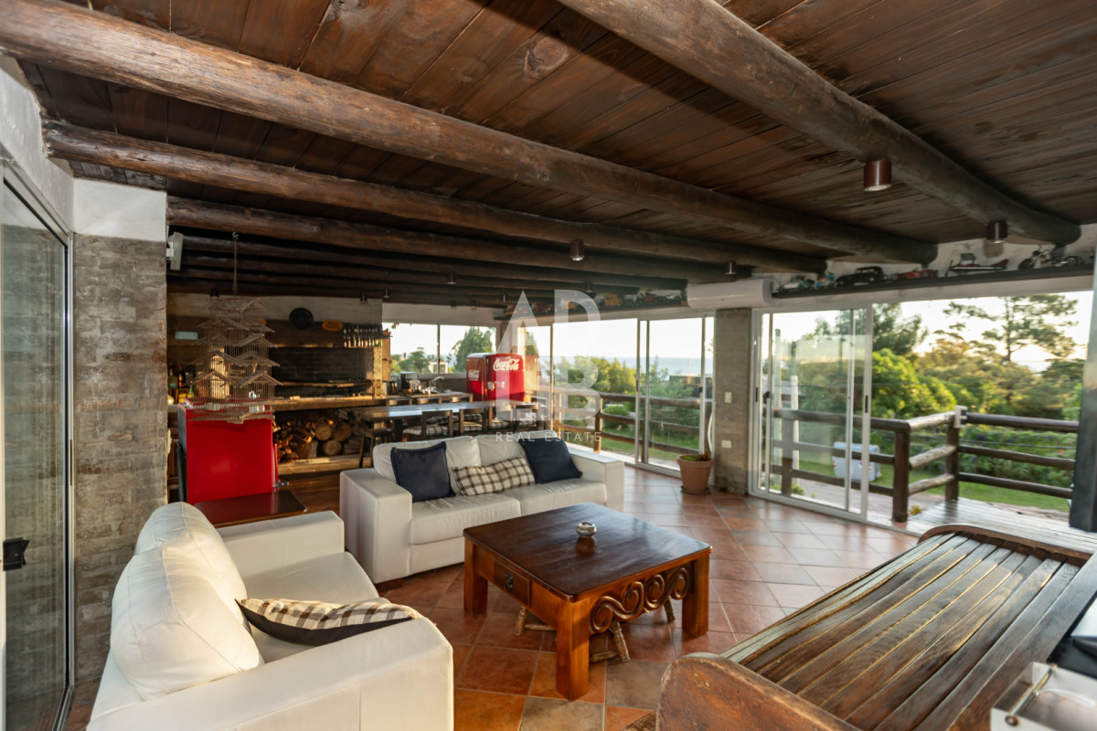 Casa ID.817 - Increíble casa de 405 mts2 en venta en Punta Ballena. Vista al amanecer y al atardecer. 