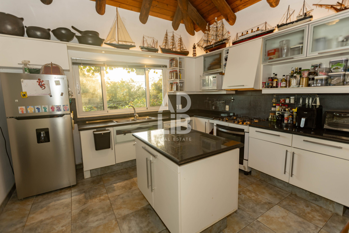 Casa ID.817 - Increíble casa de 405 mts2 en venta en Punta Ballena. Vista al amanecer y al atardecer. 