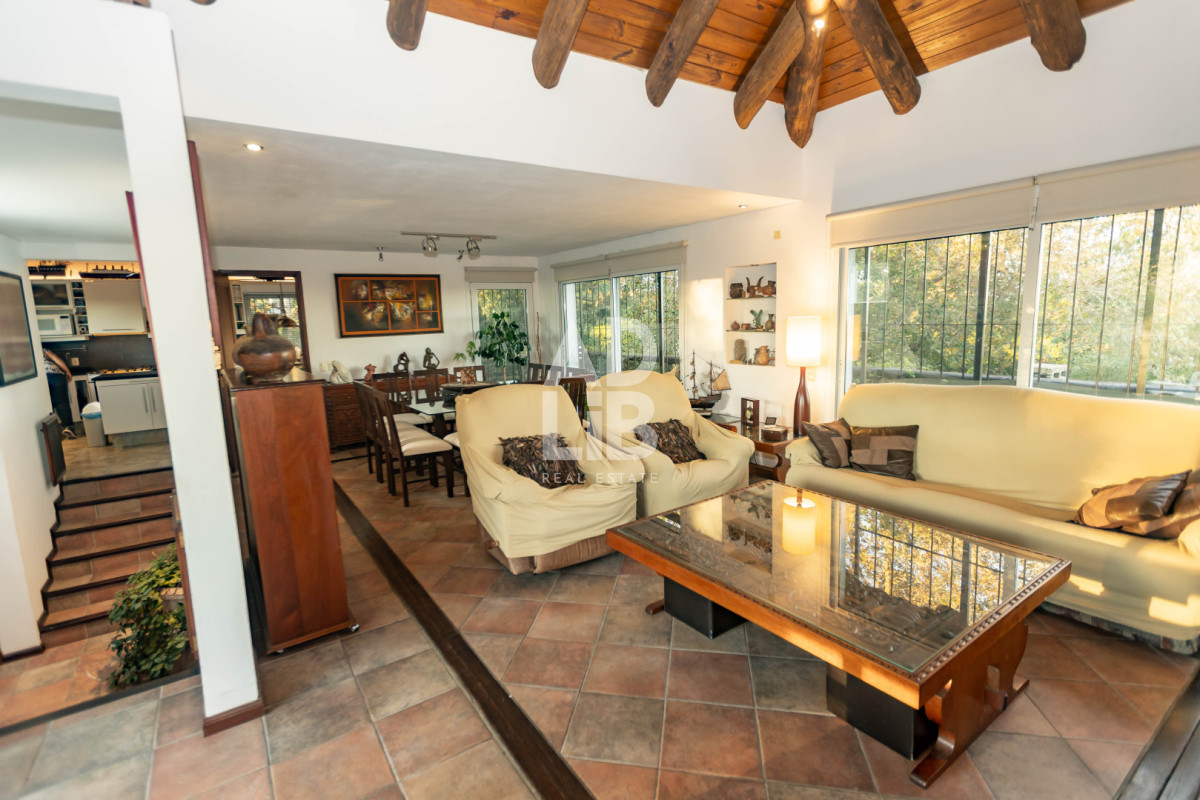 Casa ID.817 - Increíble casa de 405 mts2 en venta en Punta Ballena. Vista al amanecer y al atardecer. 
