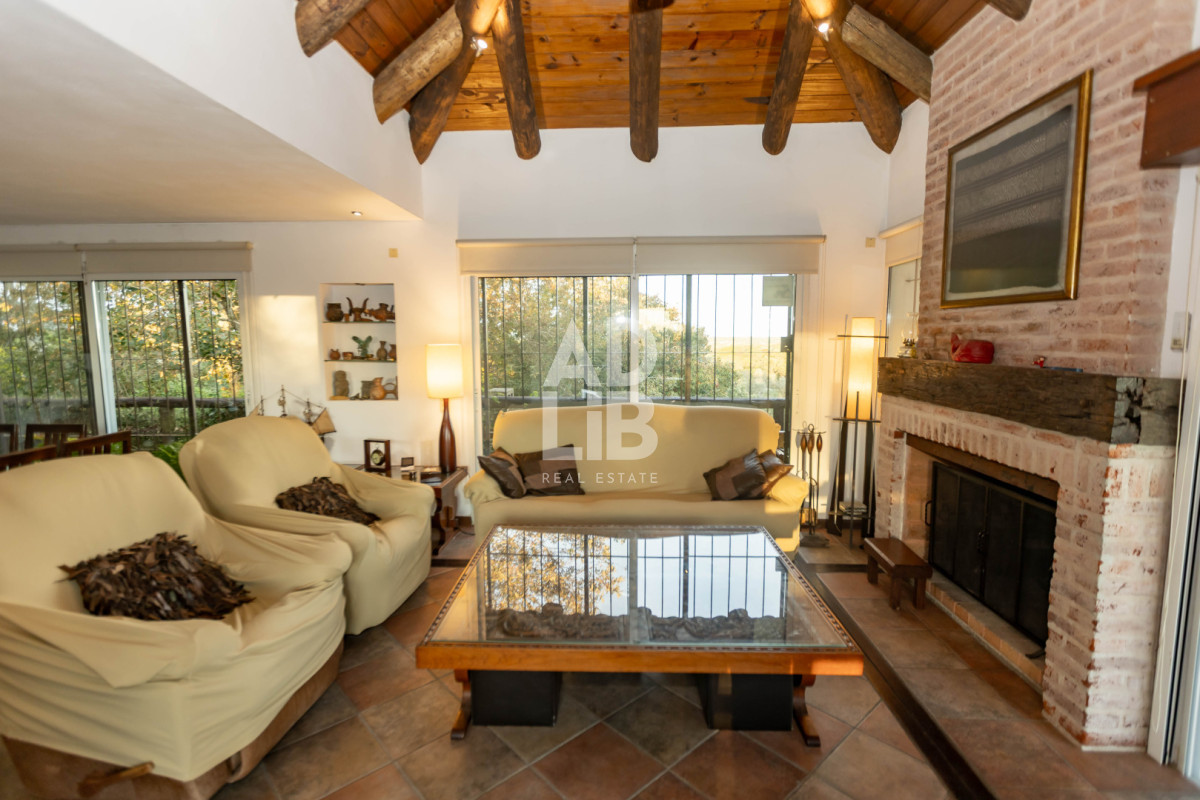 Casa ID.817 - Increíble casa de 405 mts2 en venta en Punta Ballena. Vista al amanecer y al atardecer. 
