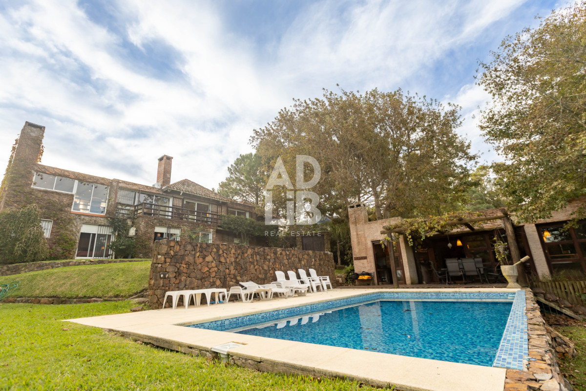 Casa ID.817 - Increíble casa de 405 mts2 en venta en Punta Ballena. Vista al amanecer y al atardecer. 