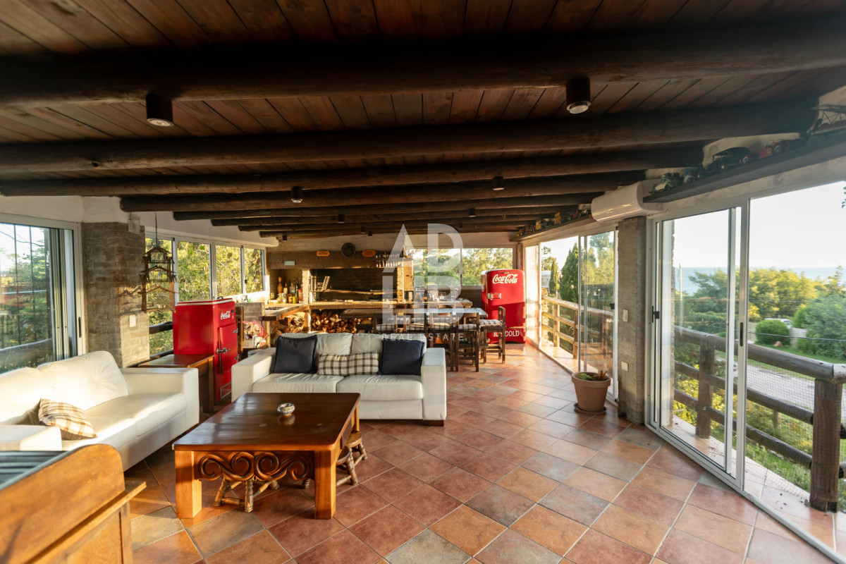 Casa ID.817 - Increíble casa de 405 mts2 en venta en Punta Ballena. Vista al amanecer y al atardecer. 