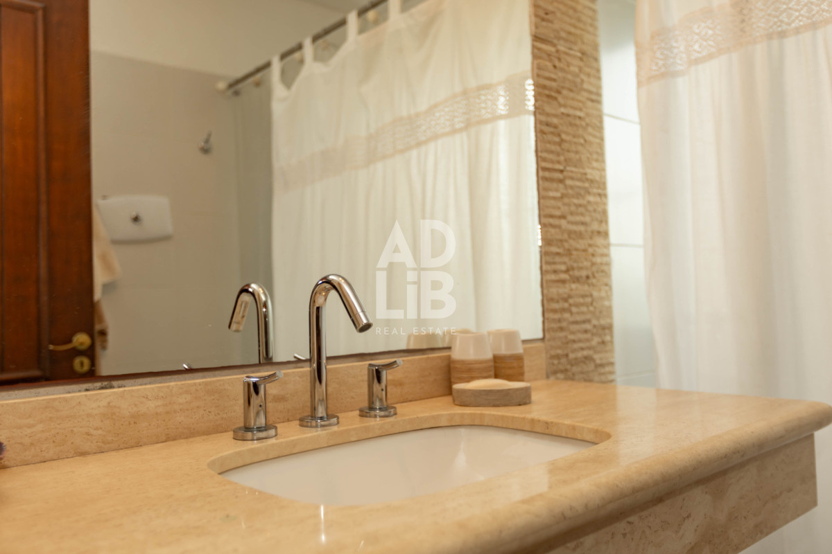 Casa ID.817 - Increíble casa de 405 mts2 en venta en Punta Ballena. Vista al amanecer y al atardecer. 