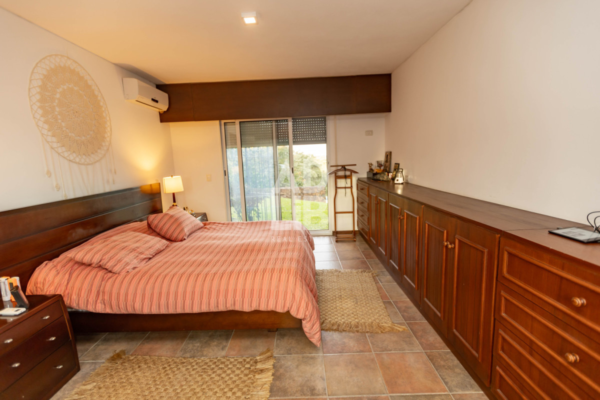 Casa ID.817 - Increíble casa de 405 mts2 en venta en Punta Ballena. Vista al amanecer y al atardecer. 