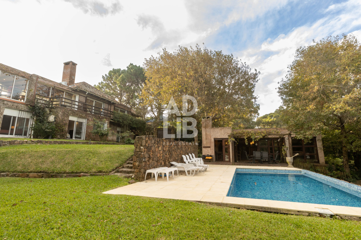 Casa ID.817 - Increíble casa de 405 mts2 en venta en Punta Ballena. Vista al amanecer y al atardecer. 