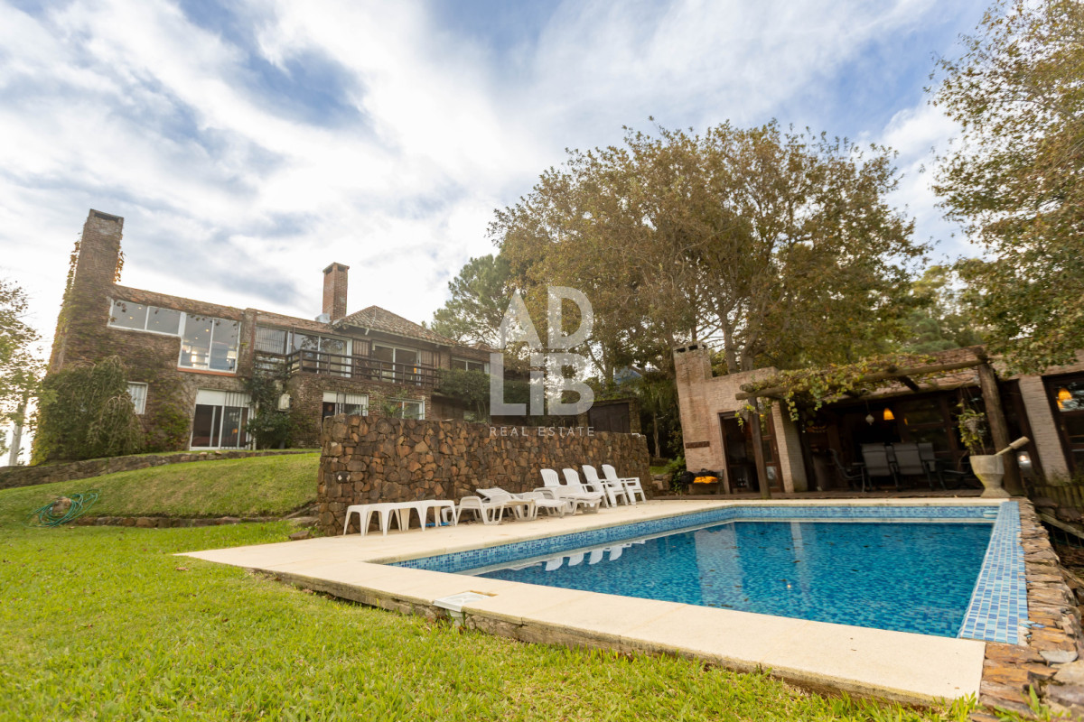 Casa ID.817 - Increíble casa de 405 mts2 en venta en Punta Ballena. Vista al amanecer y al atardecer. 